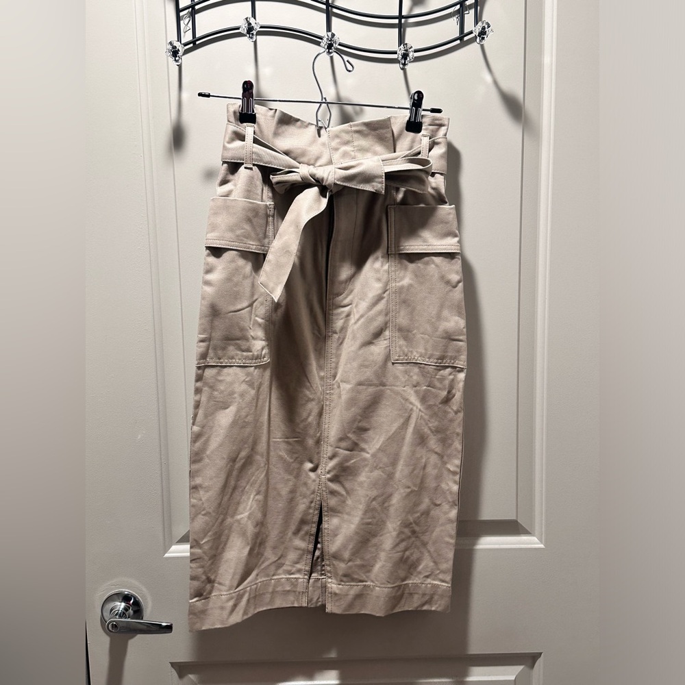 New H&M skirt with Tags attached (will steam before shipped )